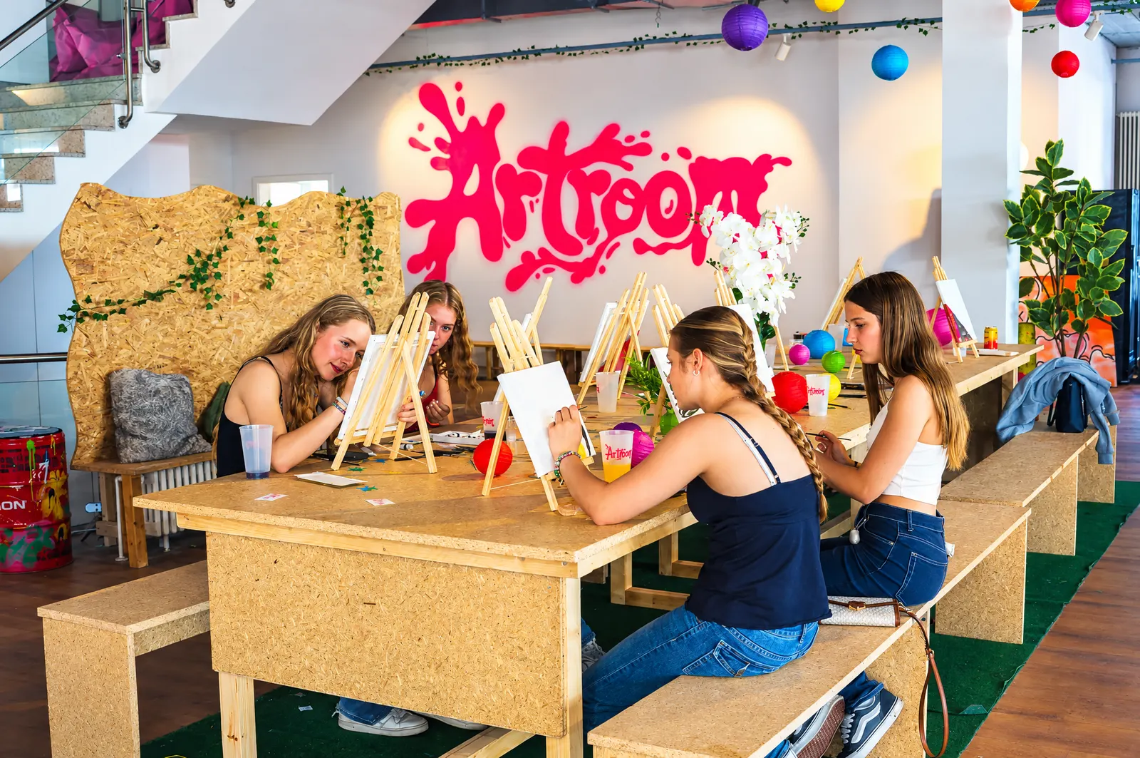 Malrunde an Staffeleien unter dem großen Artroom-Logo