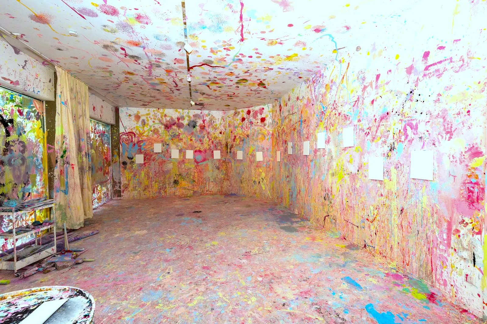 Splash Room voller bunter Farbspritzer an Wänden, Decke und Boden